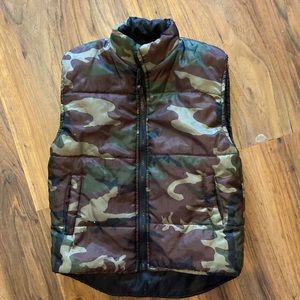 Boys S(4-6) Camouflage Puffer Vest!